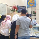 Suasana pembeli cukup ramai di toko emas di mal PTC Palembang. (ANTARA/Yudi Abdullah/23)-1674459567