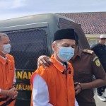 Terdakwa suap mantan rektor Unila Karomani (peci hitam) tiba di PN Tipikor Tanjungkarang. Bandarlampung, Selasa (10/1/2022). (ANTARA/Dian Hadiyatna)-1673326224