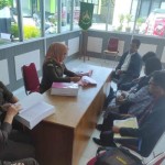 Tiga tersangka dugaan kasus investasi bodong saat diperiksa Kejaksaan Negeri Kota Bukittinggi.-1675061620