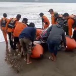 Tim SAR saat melakukan pencarian terhadap seorang anakn di Pantai Buko Bolmut. ANTARA/HO-Humas Basarnas Manado (1)-1673323179