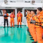 Tim SAR sesaat sebelum melakukan pencarian menggunakan KN Sasikirana di Pelabuhan Penagi, Natuna, Kepri, Ahad (8/1/2023). (ANTARA/HO KPP Natuna/Cherman)-1673153705