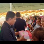 Wakil Ketua I DPRD Gorontalo Utara, Roni Imran, menyalurkan bantuan makanan tambahan untuk balita dan ibu hamil di Kecamatan Biau. (ANTARA/Susanti Sako)-1672626720