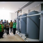 Wakil Wali Kota Tangerang Selatan Pilar Saga Ichsan (depan) saat melihat Kampung Sanitasi Mendsho di Kelurahan Rawa Mekar Jaya-1673584692