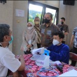 Wali Kota Arief memantau pelaksanaan skrining mobile dalam upaya menekan eliminasi kasus TBC. (ANTARA/HO)-1672971393