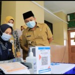 Wali Kota Arief saat memriksa layanan pembayaran pajak daerah-1673943670