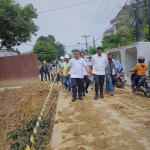 Wali Kota Medan Bobby Nasution (kedua depan) meninjau pemasangan u-ditch ukuran 2x2 meter di Jalan STM, Medan, Sumatera Utara. ANTARA/HO-Diskominfo Kota Medan-1673315620