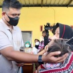 Wali Kota Medan Bobby Nasution (kiri) memegang kepala balita di Posyandu, Medan, Sumatera Utara. ANTARA/Dokumen-1674184310