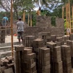 Warga memanfaatkan bata interlock yang diprokduksi melalui pengolahan material FABA untuk membangun rumah di NTT. (ANTARA/HO-Humas PLN UIW NTT)-1673581786