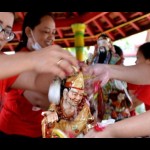 Warga membersihkan patung di Vihara Dharmayana, Kuta, Badung, Bali. ANTARA/Naufal Fikri Yusuf-1673927982