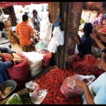 Warga memilih cabai merah di Pasar Pariaman, Sumbar. ANTARA/Aadiaat M. S.-1674639863