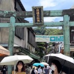 Warga menggunakan masker dan payung di tengah pandemi COVID-19 selama musim panas. (ANTARA/ Juwita Trisna Rahayu)-1673252606