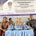 Bupati Mamuju bantu ambulans warga Tapalang Barat-1675823539