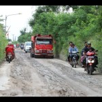 Jalan Cikarang Bekasi Laut yang dalam kondisi rusak. ANTARA/Pradita Kurniawan Syah-1675238340