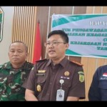 Ketua Tim Pakem Gunung Mas, Sahroni (dua kanan) di Kuala Kurun. (ANTARA/Chandra.)-1675840376