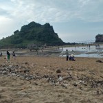 sampah di pantai-1676271758