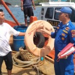 Satuan Polisi Airud Polres Sibolga periksa kelengkapan surat kapal-1675319759