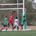 Kiper Lombok FC Indonesia menangkap bola saat mengikuti festival Sepak Bola Barcelona di Spanyol. ANTARA/Ho--1685344103