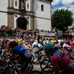Para pebalap sepeda putri bersaing dalam etape ketujuh Tour de France Femmes 2022, pada 30 Juli 2022. (ANTARA/AFP/JEFF PACHOUD)-1689048048