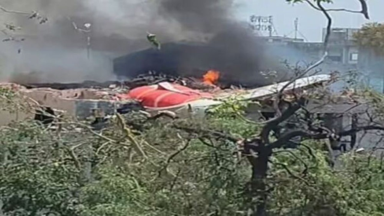 Pesawat Air India terbakar usai jatuh di pemukiman dekat bandara dan menewaskan 241 penumpang/Daily Express