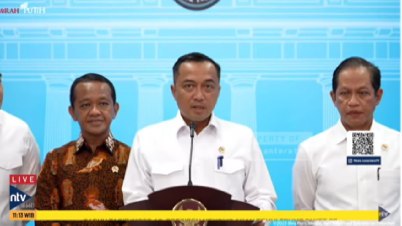 Menteri Sekretaris Negara Prasetyo Hadi menyampaikan keputusan pemerintah mencabut izin tamang 4 perusahaan di Kabupaten Raja Ampat