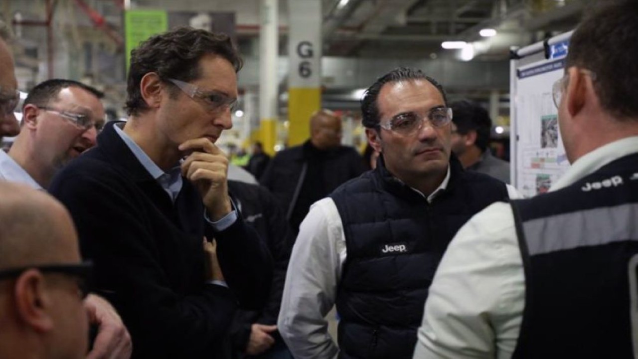 John Elkann dan Antonio Filosa (kanan) melakukan kunjungan ke pabrik Stellantis. (Foto: Istimewa)