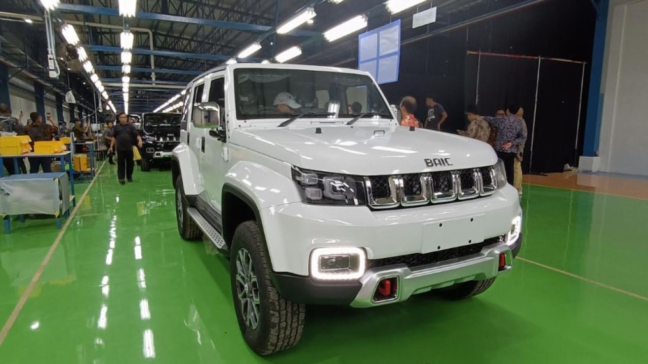 BAIC BJ40 Plus dirakit di fasilitas PT Handal Indonesia Motor (HIM) di Purwakarta, Jawa Barat. (Foto: Adiantoro/NTV)