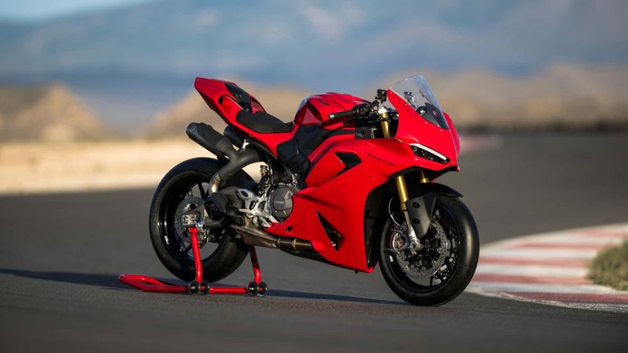 Ducati Panigale V2 2025 telah membuang katup Desmodromic. (Foto: Ducati via RideApart)
