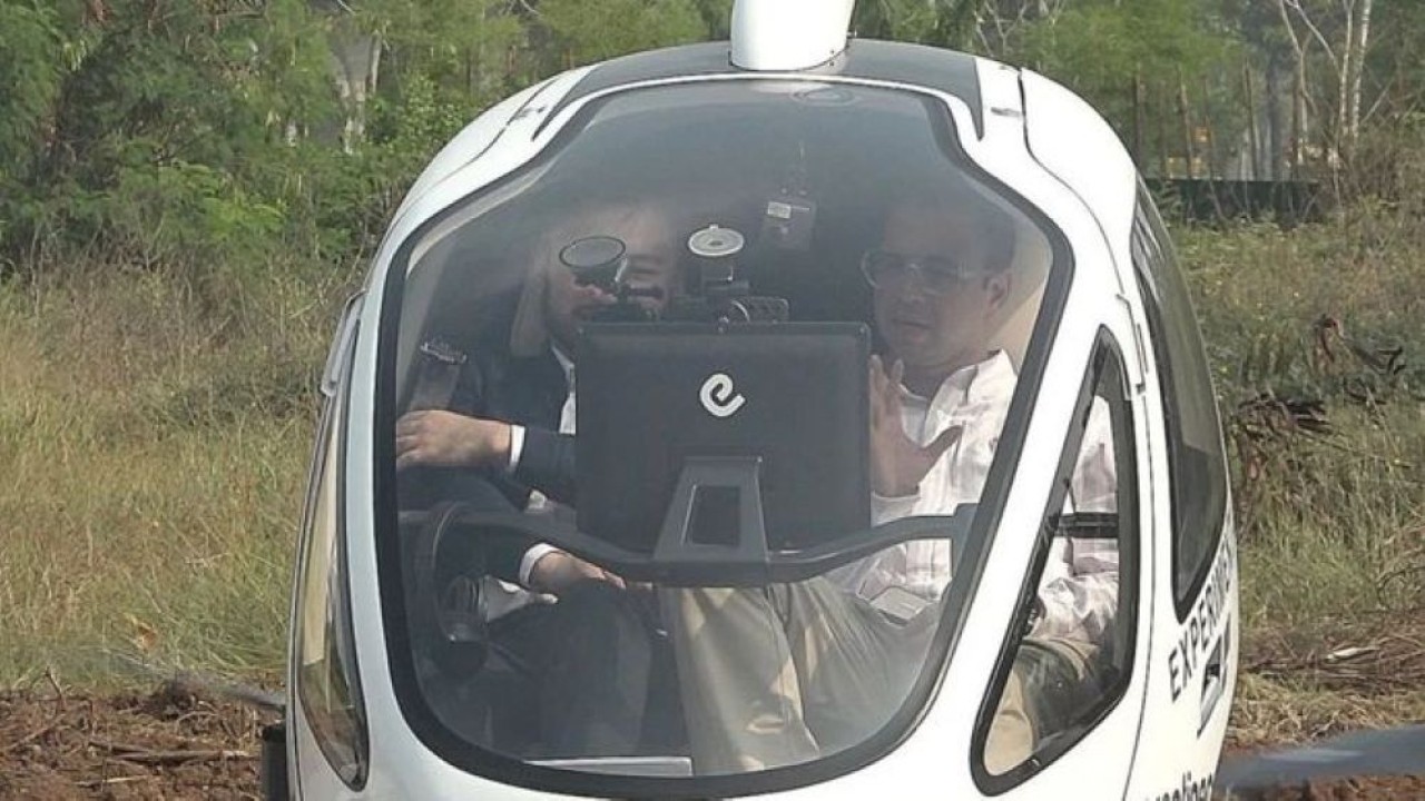 Di kawasan PIK 2, Tangerang, Banten, Rabu (25/6), figur publik Raffi Ahmad (kanan) menjadi penumpang pertama yang menjajal taksi terbang EHang 216-s. Dia didampingi oleh Executive Chairman Prestige Aviation, perusahaan yang mengoperasikan EHang 216-s (Antara)