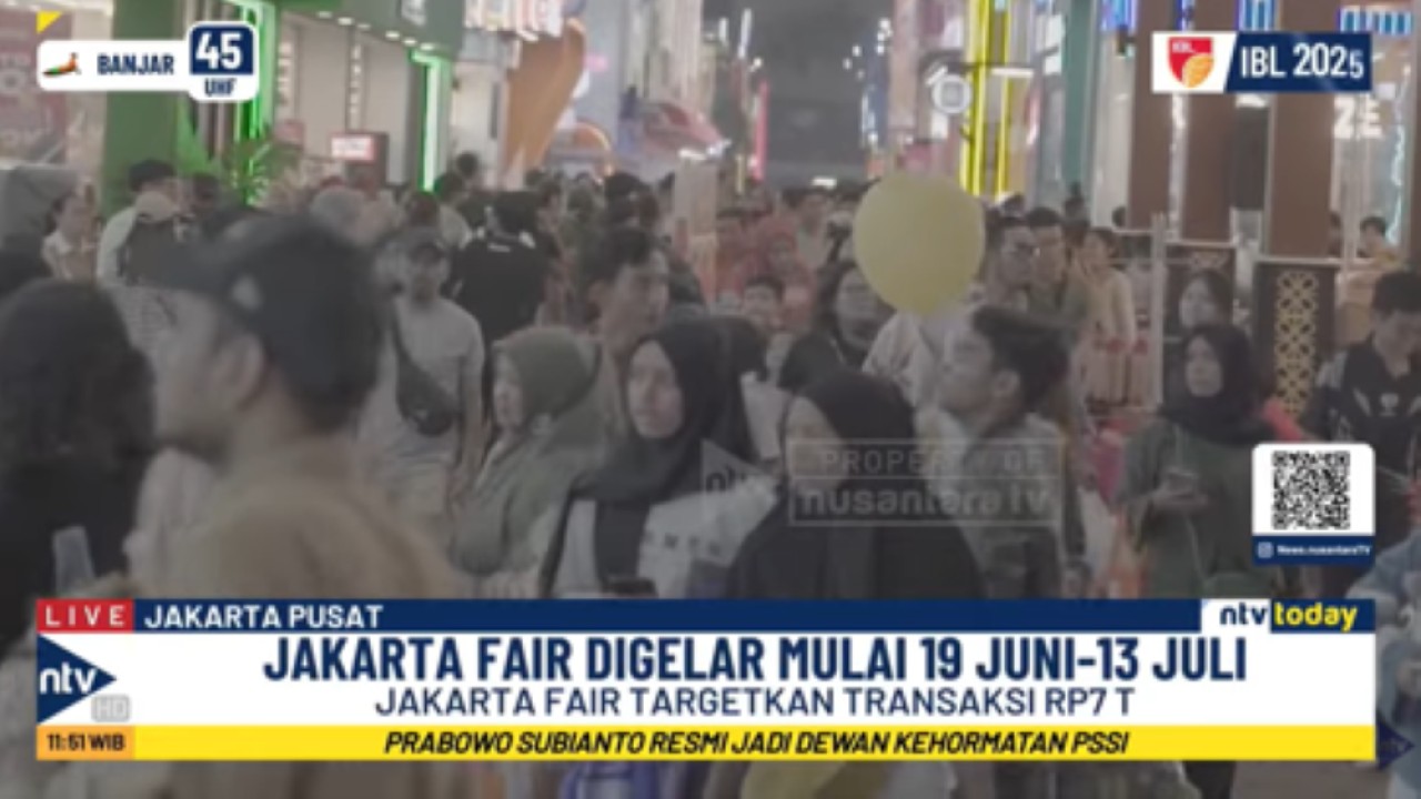 Warga memadati stand-stand di Jakarta Fair