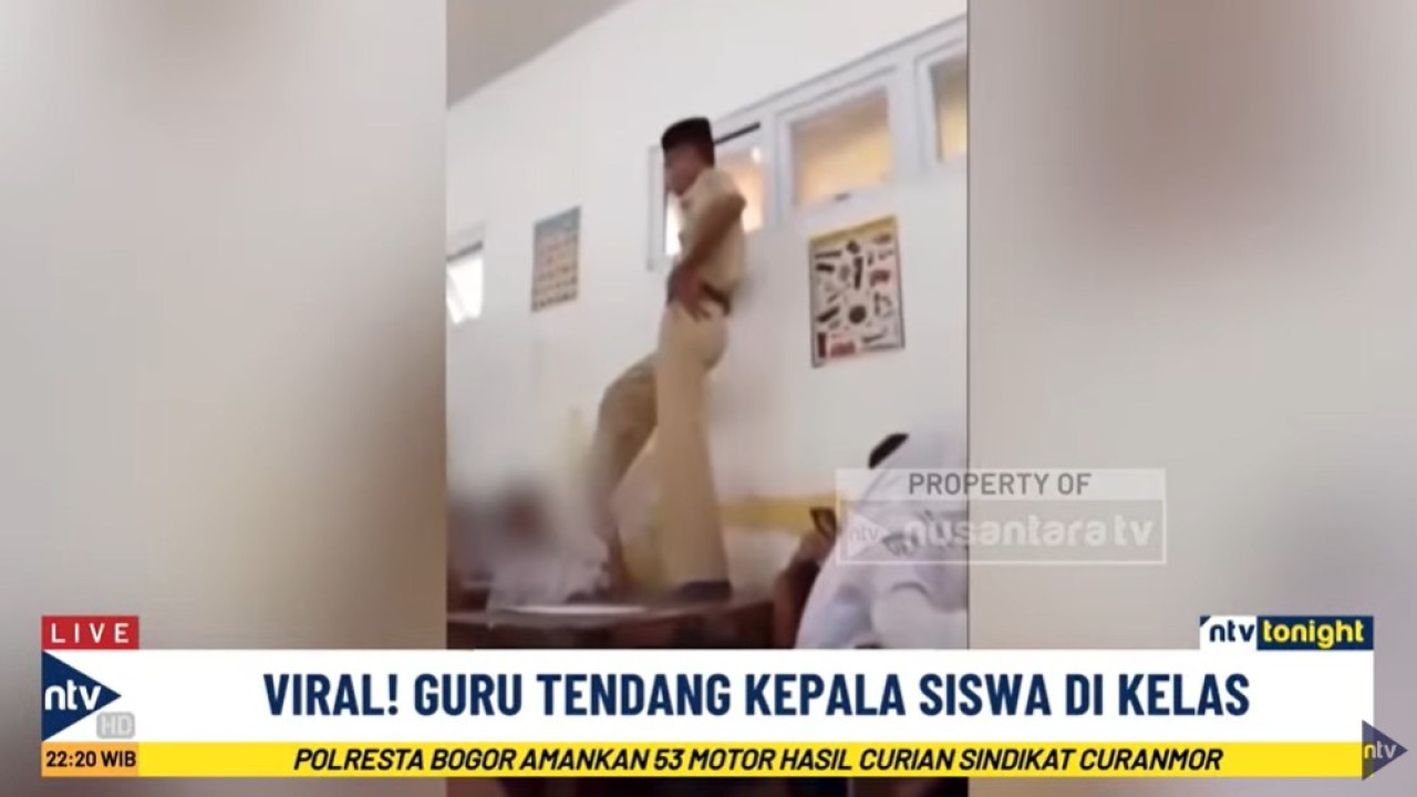 Guru menendang kepala seorang siswa hingga tiga kali sambil mengajukan pertanyaan dengan nada tinggi dan intimidatif.