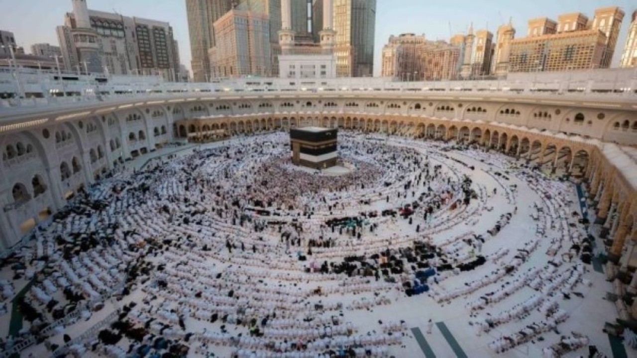 Jutaan jamaah memadati Masjidil Haram di Mekkah dan Masjid Nabawi di Madinah serta masjid dan tempat salat di seluruh Arab Saudi untuk melaksanakan salat Idul Adha dan salat Jumat pada Jumat. (Foto: SPA via Saudi Gazette)