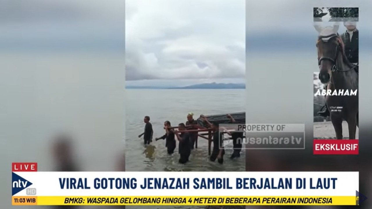 Warga Wailisa Desa Lokki, Kecamatan Huamual, Kabupaten Seram Bagian Barat (SBB), Maluku, tandu jenazah ke TPU lewati air laut.