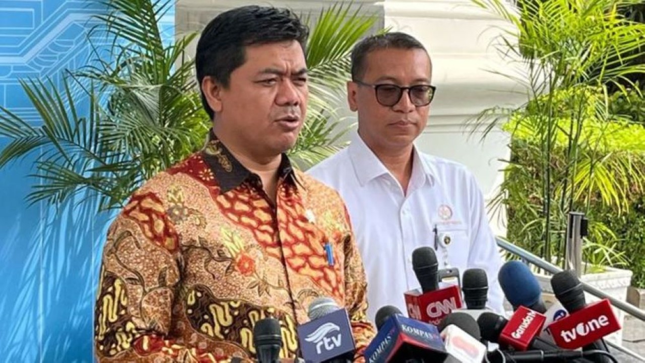 Di kompleks Istana Kepresidenan, Jakarta, Kamis, 5 Juni 2025 Wakil Menteri Sekretaris Negara (Wamensesneg) Juri Ardiantoro memberikan keterangan tentang sapi kurban yang diberikan Presiden Prabowo Subianto kepada semua kota dan kabupaten di Indonesia. (ANTARA/Andi Firdaus)