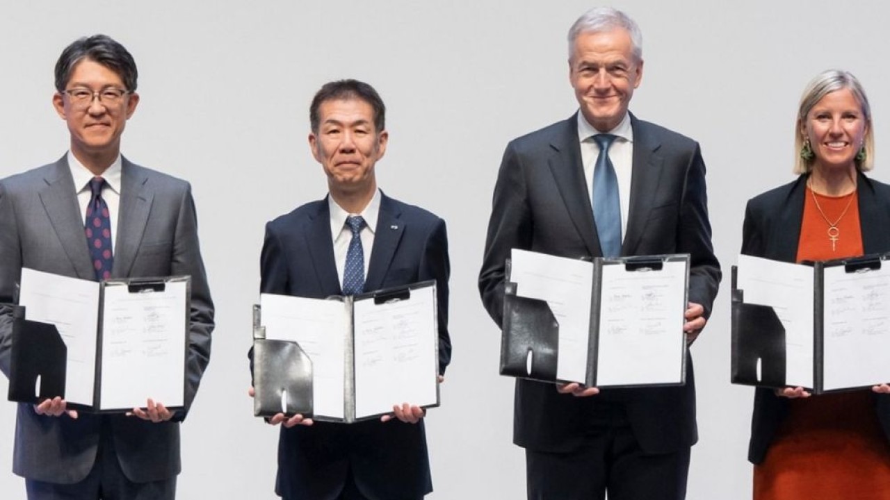 (dari kanan ke kiri) CEO Daimler Truck AG Karin Rådström, CEO Mitsubishi Fuso Truck and Bus Corporation Karl Deppen, CEO Hino Motors Ltd Satoshi Ogiso, serta CEO Toyota Motor Corporation Koji Sato menunjukkan perjanjian final merger Mitsubishi Fuso dan Hin. (Foto: Istimewa/Daimler Truck)