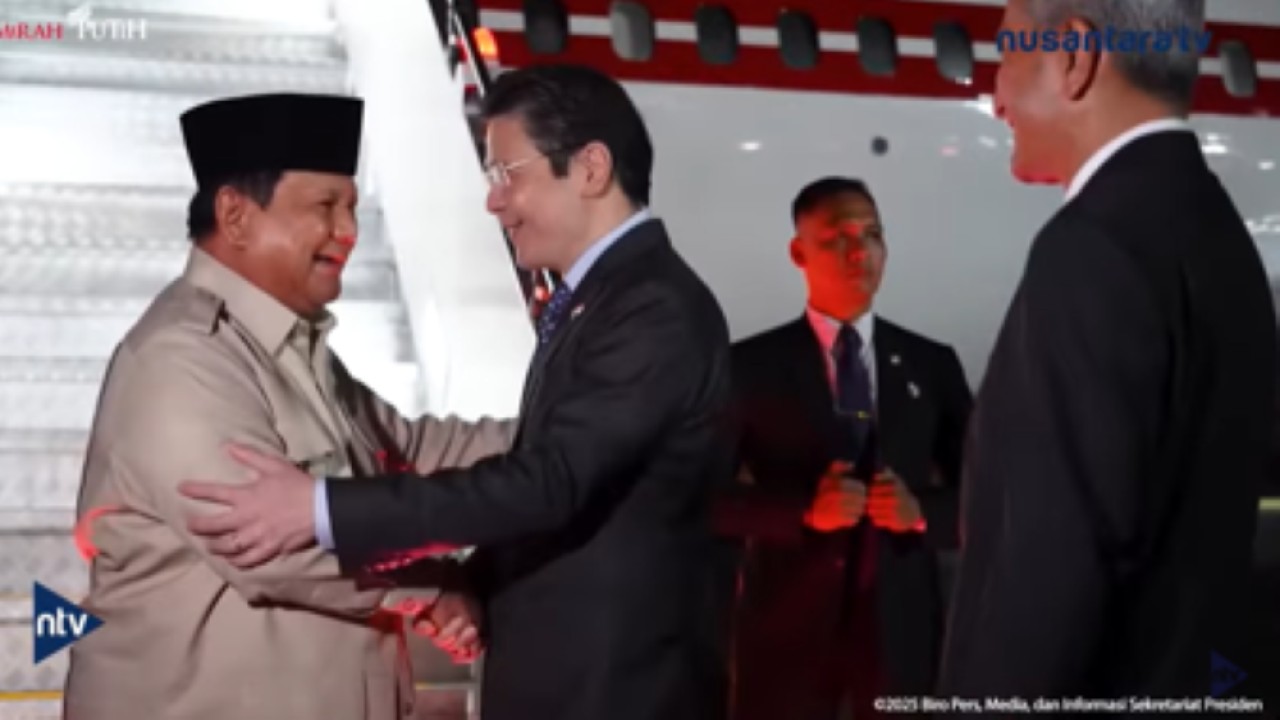 Presiden Prabowo Subianto disambut langsung oleh PM Singapura Lawrence Wong saat tiba di bandara
