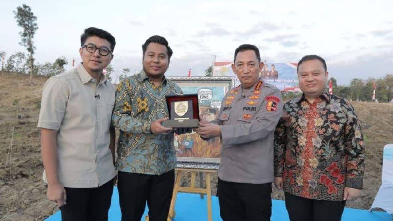 Direksi Nusantara TV Tommy William Tampubolon (kedua kiri) bersama Dimpos Tampubolon dan Wakil Pemimpin Redaksi Nusantara TV Abraham Silaban (kiri) memberikan cenderamata kepada Kapolri, Jenderal Listyo Sigit Prabowo pada kegiatan penanaman jagung serentak di Lahan Perhutanan Sosial, tepatnya di Desa Selojari, Kecamatan Klambu, Kabupaten Grobogan, pada Rabu 9 Juli 2025.