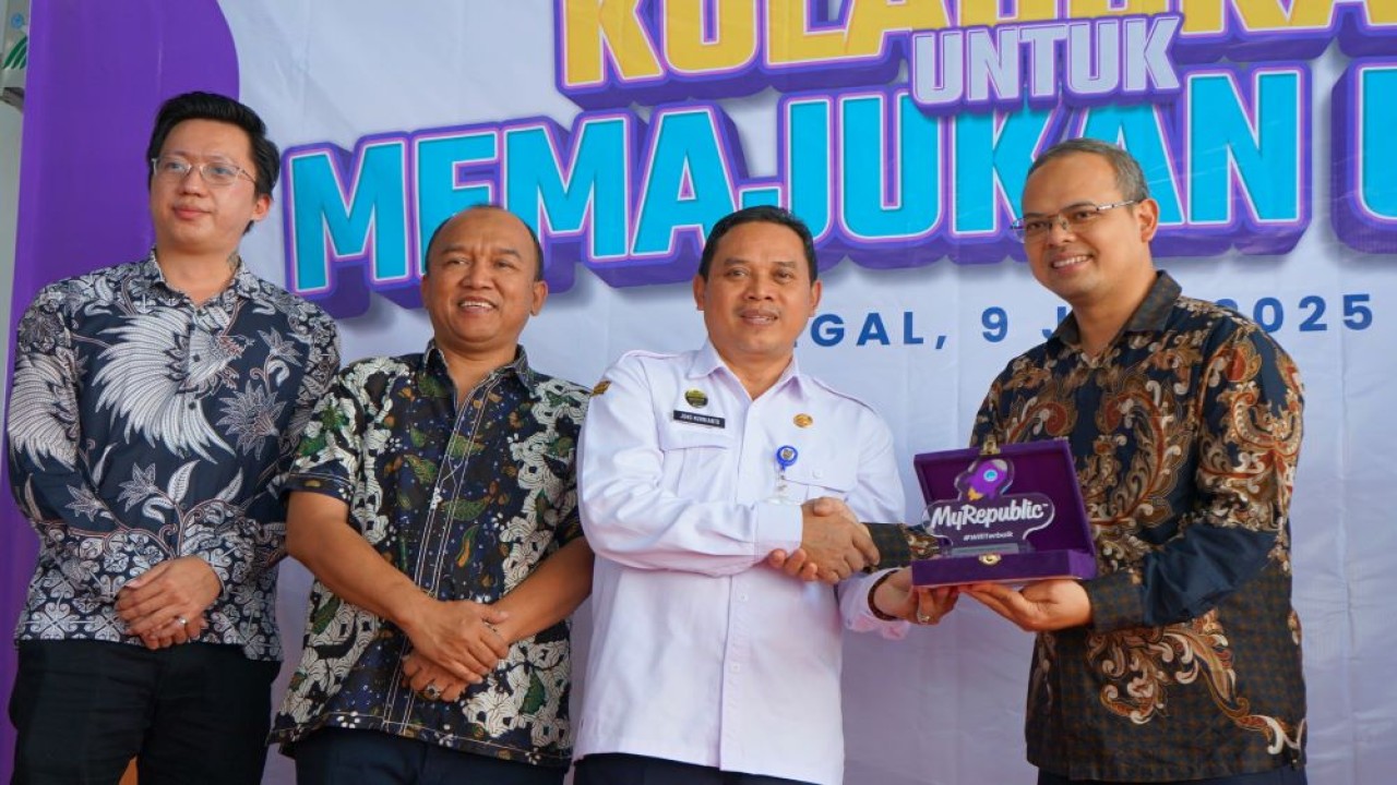 Penyerahan plakat MyRepublic Indonesia/Foto: Istimewa