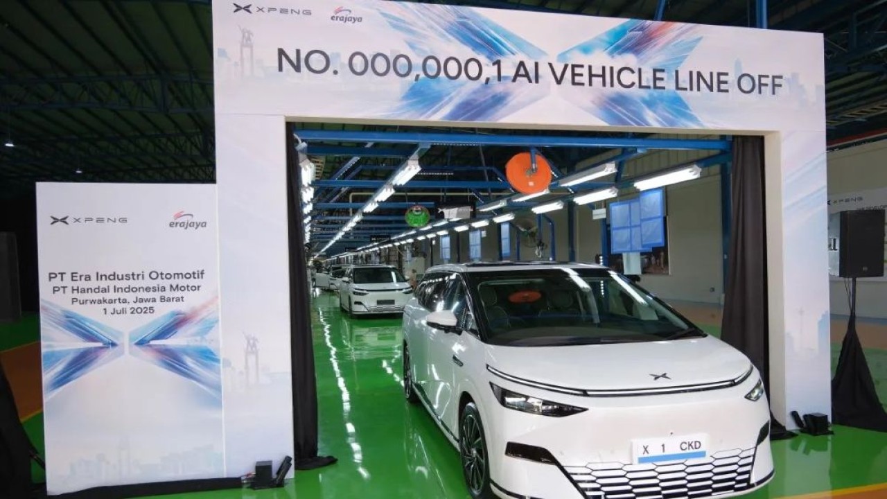 Xpeng bersama Erajaya menggelar seremoni line off produksi lokal perdana mobil listrik Xpeng X9 di Purwakarta, Provinsi Jawa Barat, Selasa (1/7/2025). (Foto: ANTARA/Xinhua)