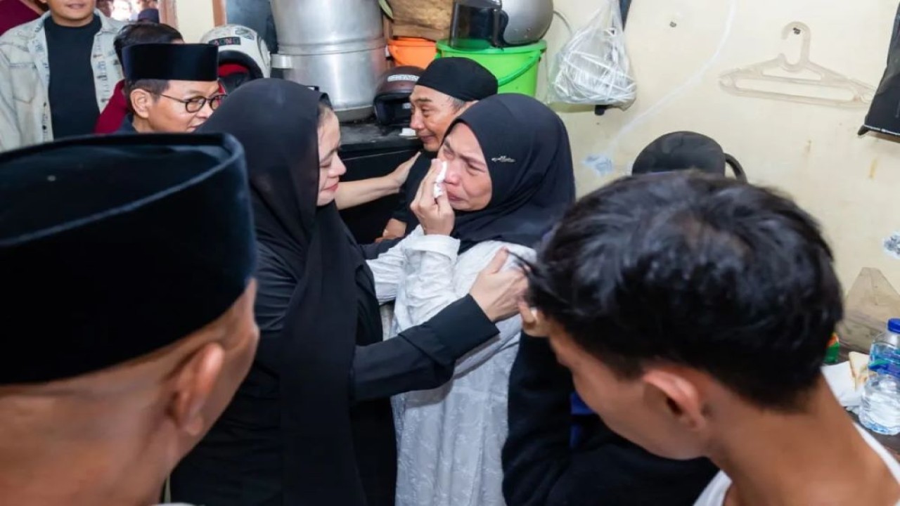 Ketua DPR RI Puan Maharani mengunjungi ke rumah keluarga almarhum Affan Kurniawan. (ANTARA/HO-DPR)