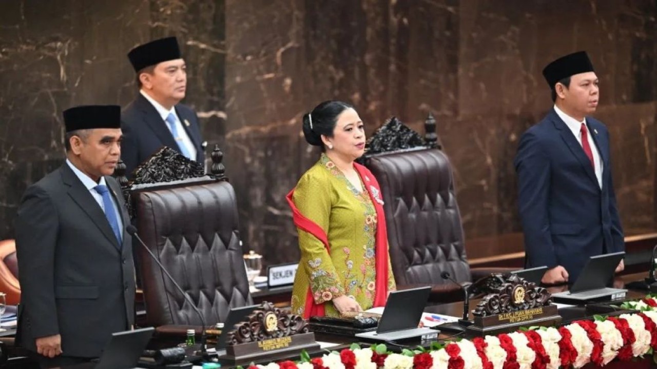 Ketua MPR Ahmad Muzani (kiri) bersama Ketua DPR Puan Maharani (kedua kanan) dan Ketua DPD Sultan Bachtiar Najamudin (kanan) menyanyikan lagu kebangsaan Indonesia Raya dalam Sidang Tahunan MPR RI dan Sidang Bersama DPR-DPD RI Tahun 2025 di Gedung Nusantara, Kompleks Parlemen, Jakarta, Jumat (15/8/2025). (Foto: ANTARAFOTO/Rivan Awal Lingga/app)