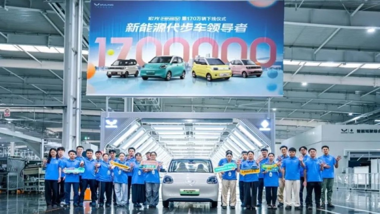 Wuling Hongguang Mini EV ke-1,7 juta meluncur dari jalur produksi di China. (Foto: Wuling via CarNewsChina)