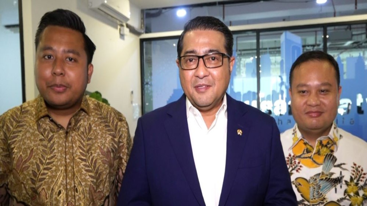 Menekraf Teuku Riefky Harsya bersama Direktur Nusantara TV, Dimpos Tampubolon (kanan) dan Tommy William Tampubolon