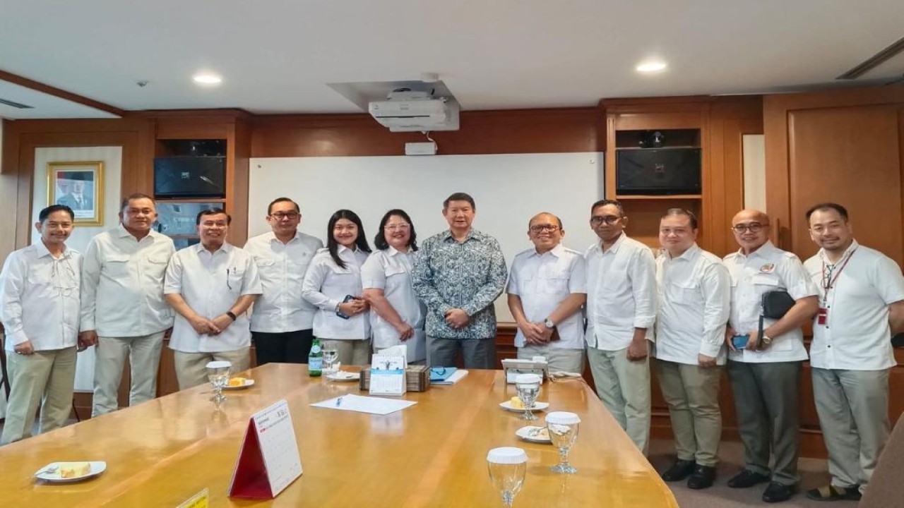 Ketua Dewan Pembina (KDP) Pimpinan Pusat Gerakan Kristiani Indonesia Raya (PP GEKIRA) Hashim Djojohadikusumo menerima Pengurus Pusat Gerakan Kristiani Indonesia Raya (PP GEKIRA) yang dipimpin oleh Nikson Silalahi selaku Ketua Umum/Foto: Istimewa