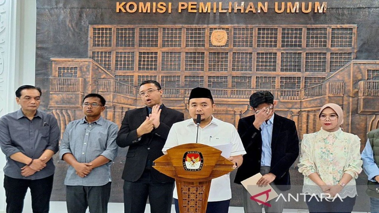 Ketua KPU RI Afifuddin (tengah) memberikan keterangan di Kantor KPU Jakarta, Selasa (16/9/2025). KPU membatalkan Keputusan KPU RI Nomor 731 Tahun 2025 soal 16 dokumen syarat pendaftaran calon presiden (capres) dan calon wakil presiden (cawapres) sebagai informasi publik yang dikecualikan atau tidak bisa dibuka untuk publik tanpa persetujuan dari capres-cawapres terkait. ANTARA/Fianda Sjojfan Rassat/aa.