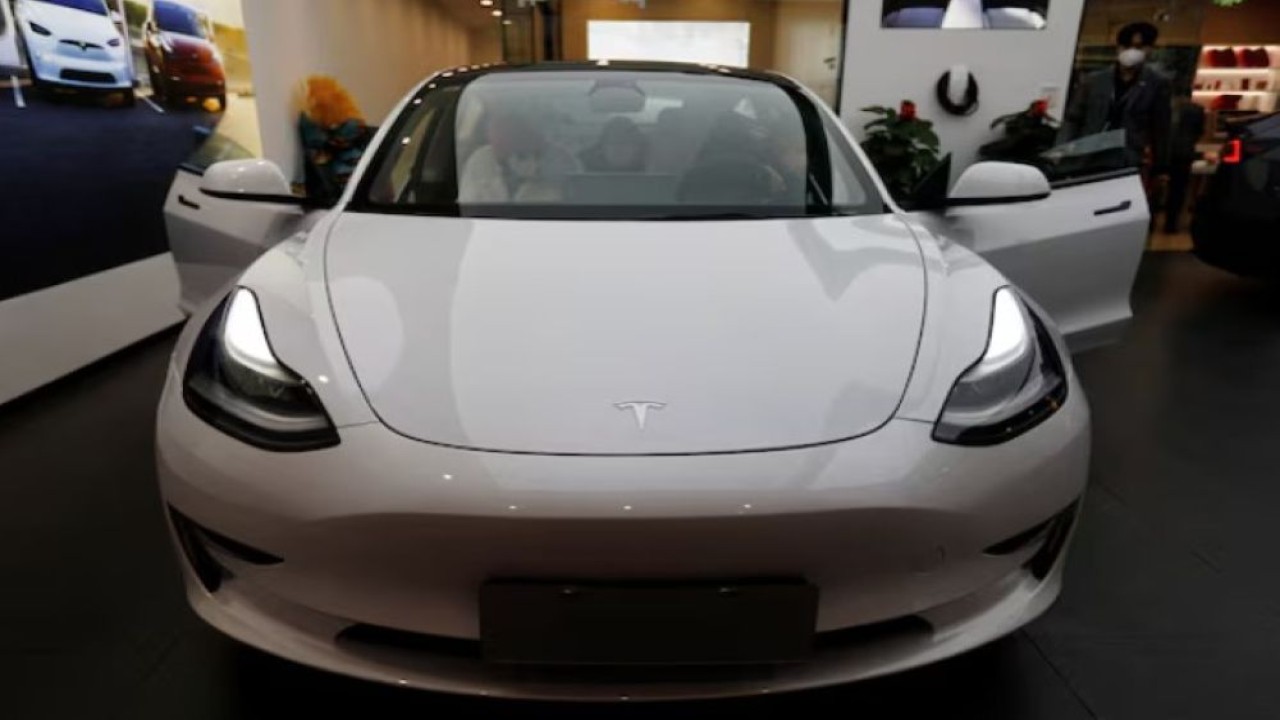 Mobil listrik Tesla Model 3 di ruang pamer di Beijing, China. (Foto: Dok/Florence Lo/Reuters)