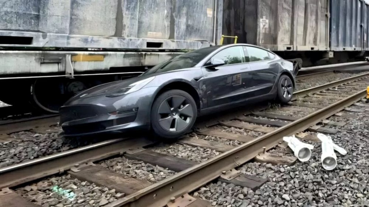 Insiden mobil Tesla tertabrak kereta api yang terjadi awal musim panas ini. (Foto: Spitlers Garage & Towing's/Facebook via Carscoops)