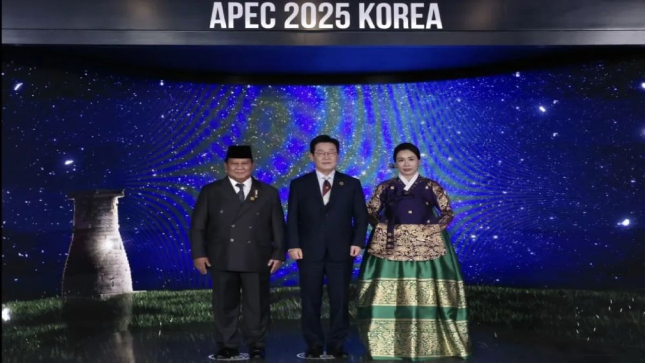 Presiden RI Prabowo Subianto berfoto dengan Presiden Korea Selatan, Lee Jae Myung (tengah) dan Madam Kim (kiri) dalam agenda gala dinner Konferensi Tingkat Tinggi (KTT) Kerja Sama Ekonomi Asia Pasifik (APEC) 2025 di Hotel Lahan Select, Gyeongju, Korea Selatan, Jumat (31/10/2025). (ANTARA/HO-Sekretariat Presiden)