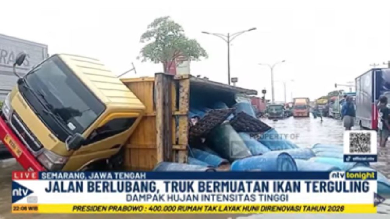 Sebuah truk yang mengangkut ikan terguling akibat banjir yang menggenangi jalur Pantura