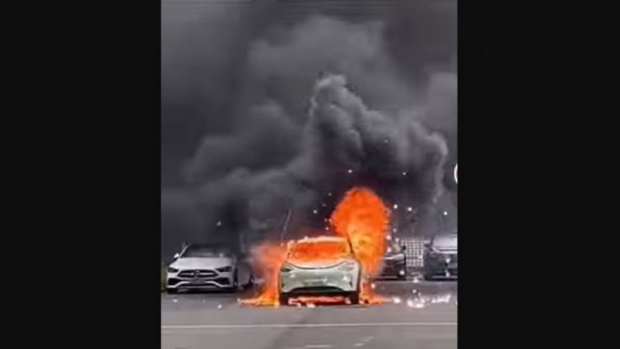 Mobil listrik Geely Xingyuan tiba-tiba terbakar. (Foto: Tangkapan layar YouTube CarNewsChina)
