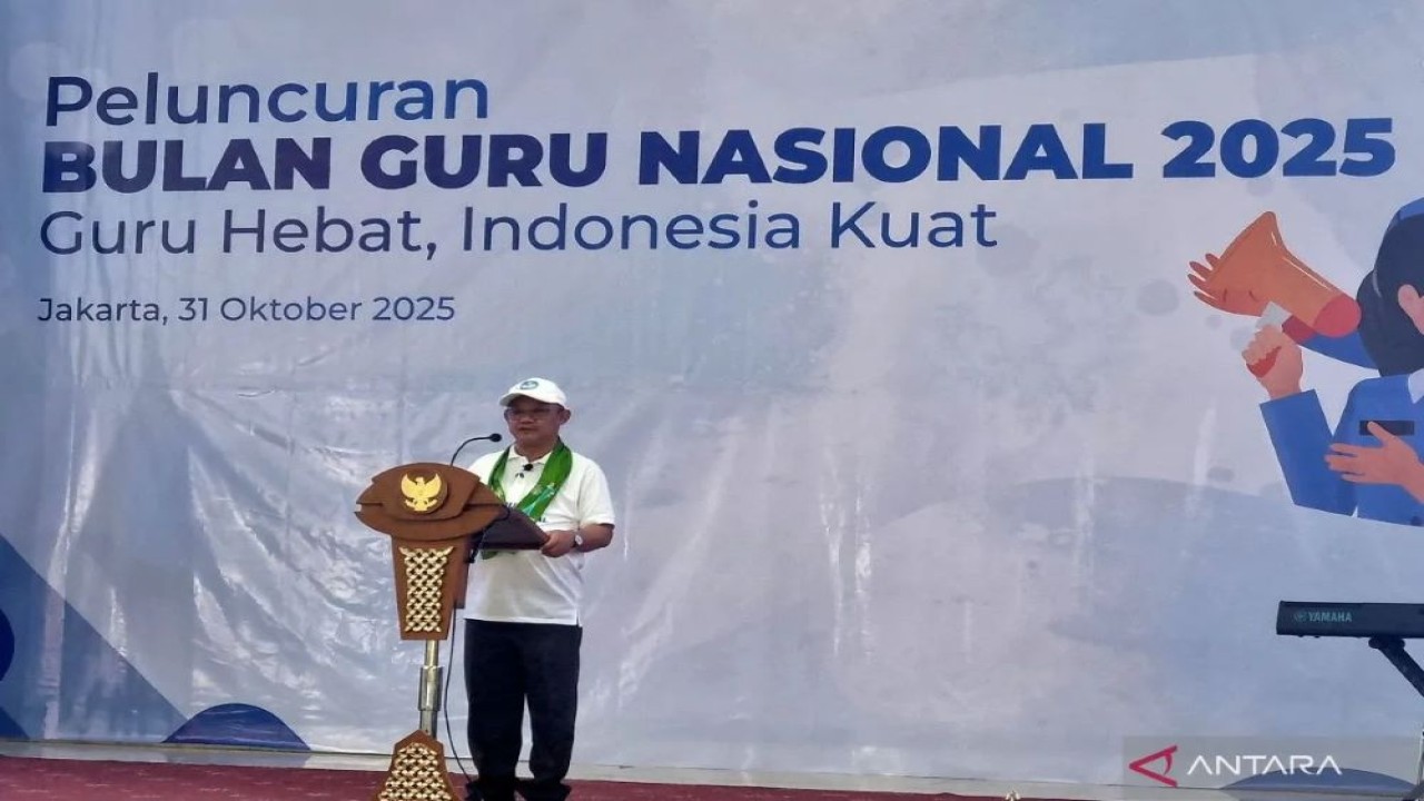 Menteri Pendidikan Dasar dan Menengah (Mendikdasmen) Abdul Mu'ti membuka kegiatan Peluncuran Bulan Guru Nasional 2025 di SLB-A Pembina Tingkat Nasional Jakarta, Jakarta Selatan pada Jumat (31/10/2025). (ANTARA/Hana Kinarina)
